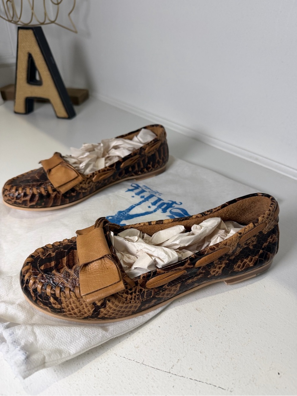 Lucchese Spirit Womens 8 Snakeskin Print Leather Loafers Bow Flats Western